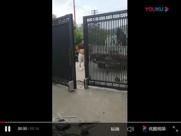 铝艺大门安装调试中